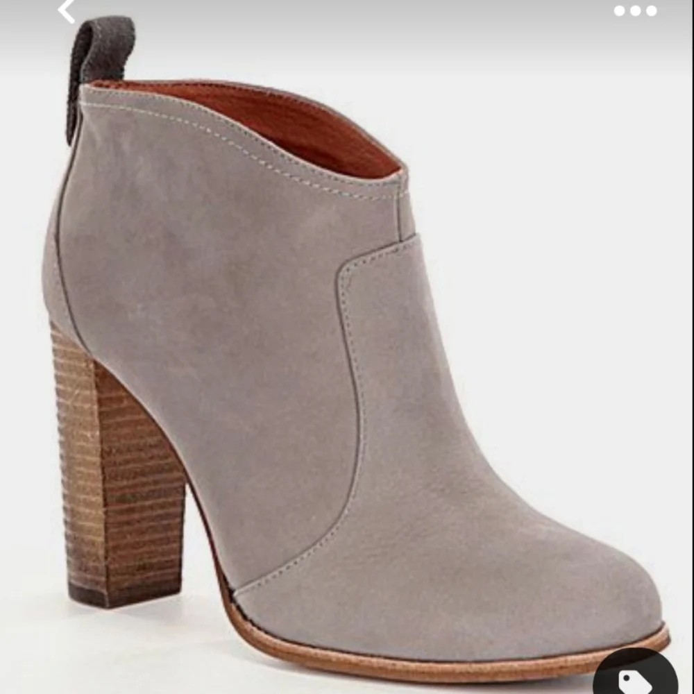 Louise et Cie Stacie Taupe Tan Suede Stacked Hee Pull On Bootie Sz 8.5
